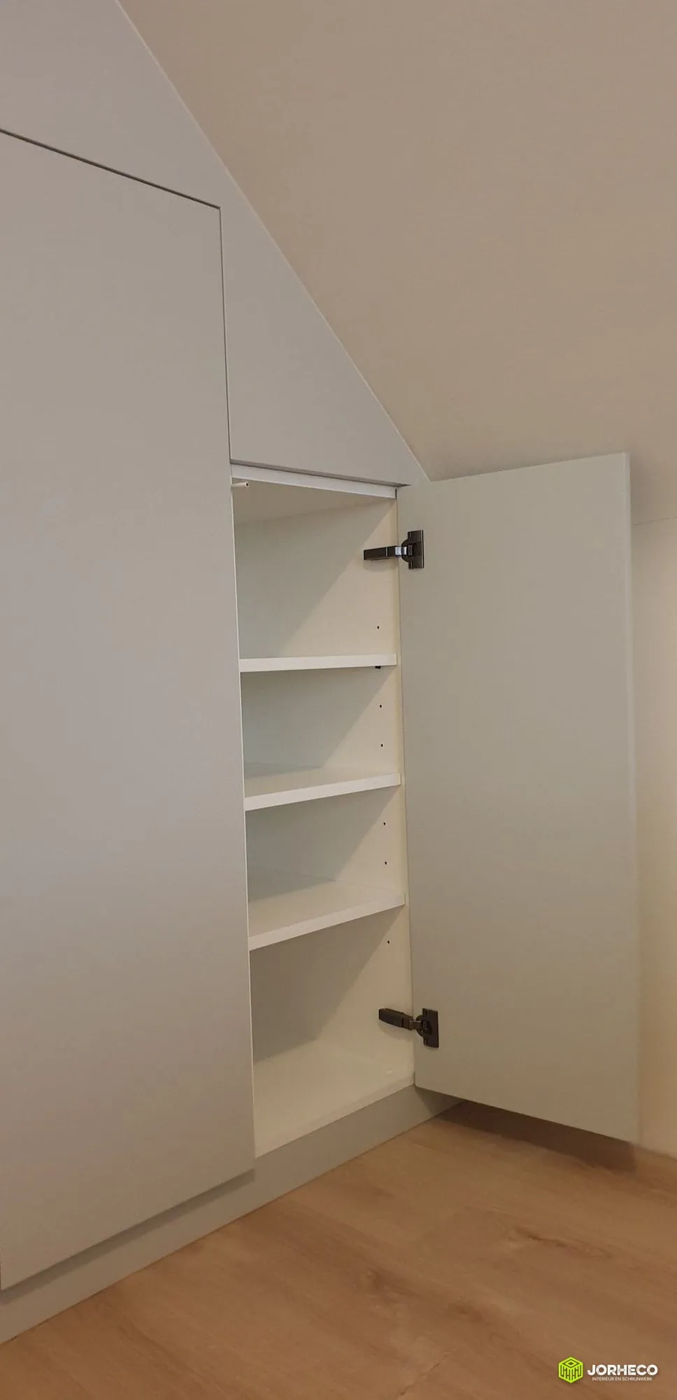 Maatkast Onder Schuin Dak — foto 1 van 5