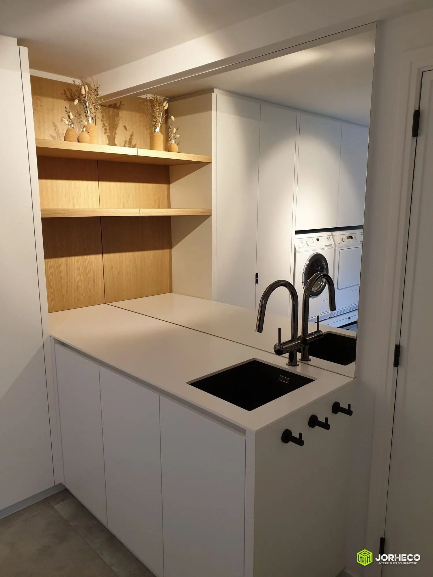 Wasplaats in witte laminaat — foto 4 van 5