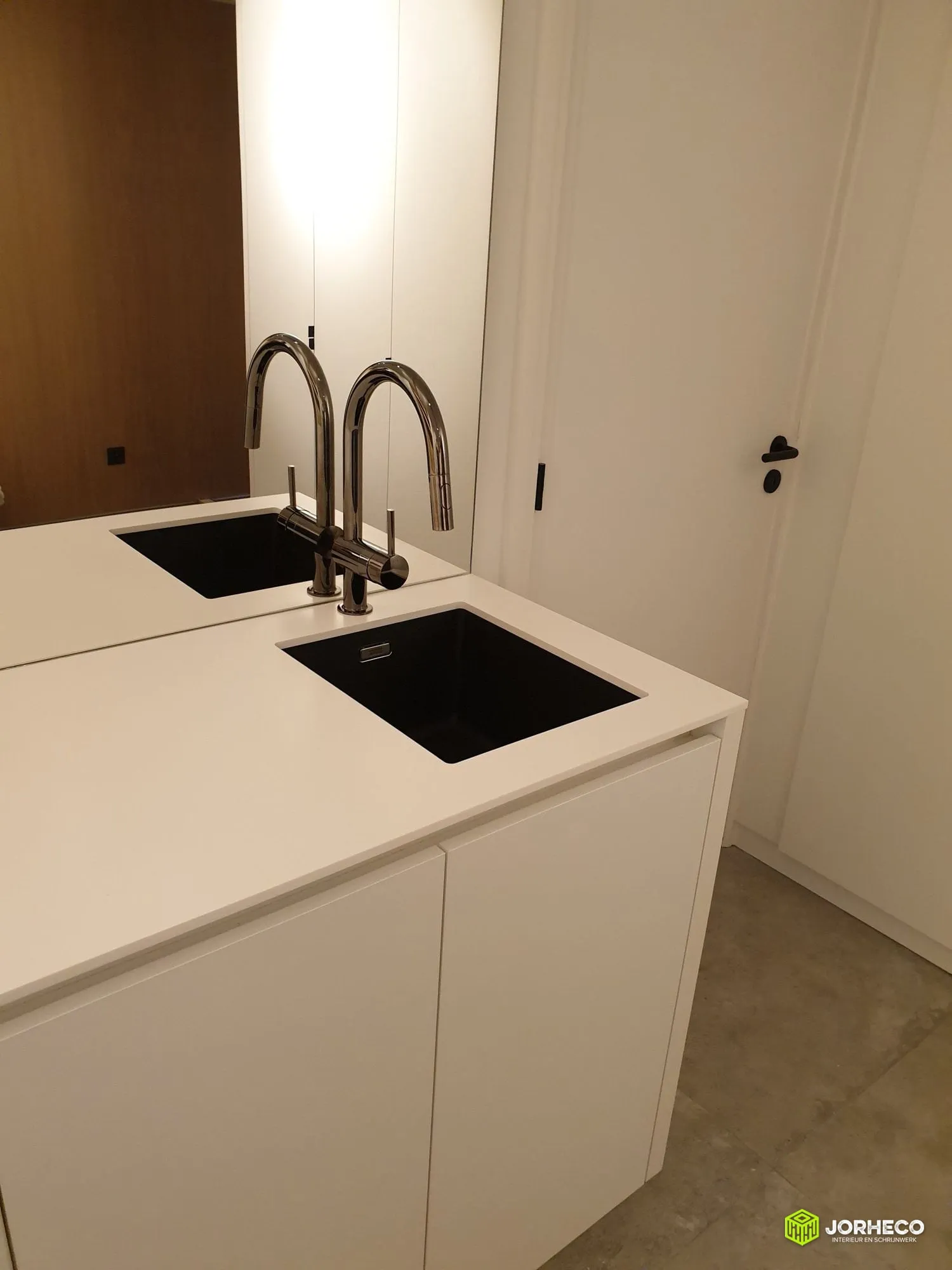 Wasplaats in witte laminaat — foto 5 van 5