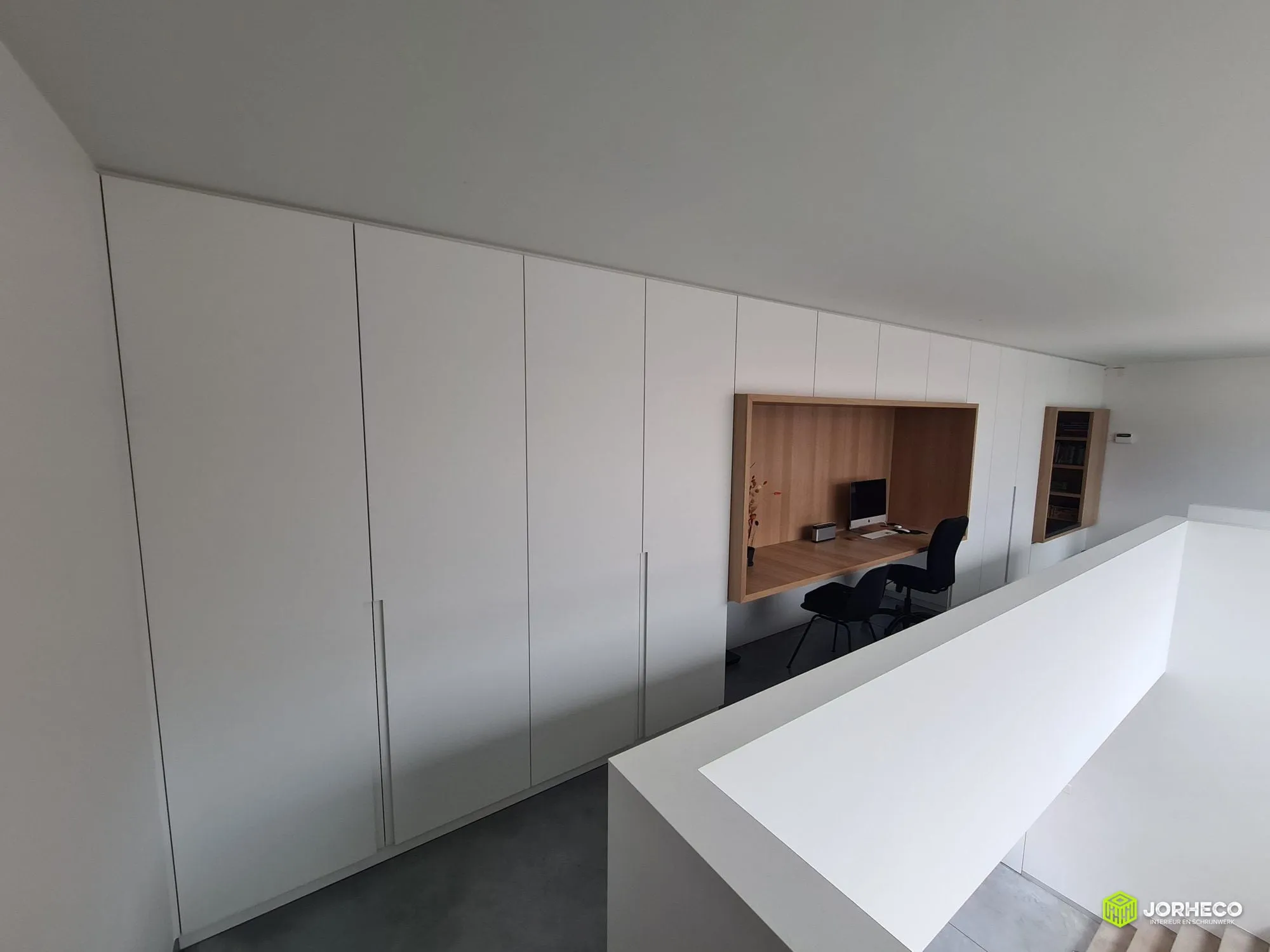 Ingewerkte bureau met maatkasten — foto 6 van 6