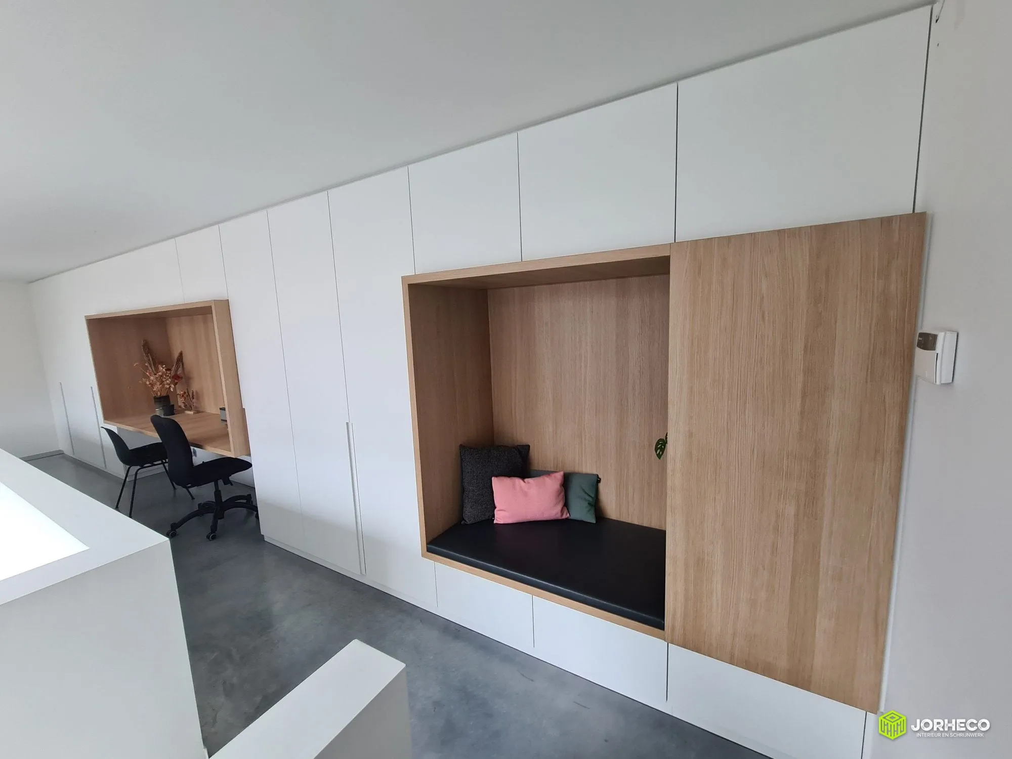 Ingewerkte bureau met maatkasten — foto 1 van 6