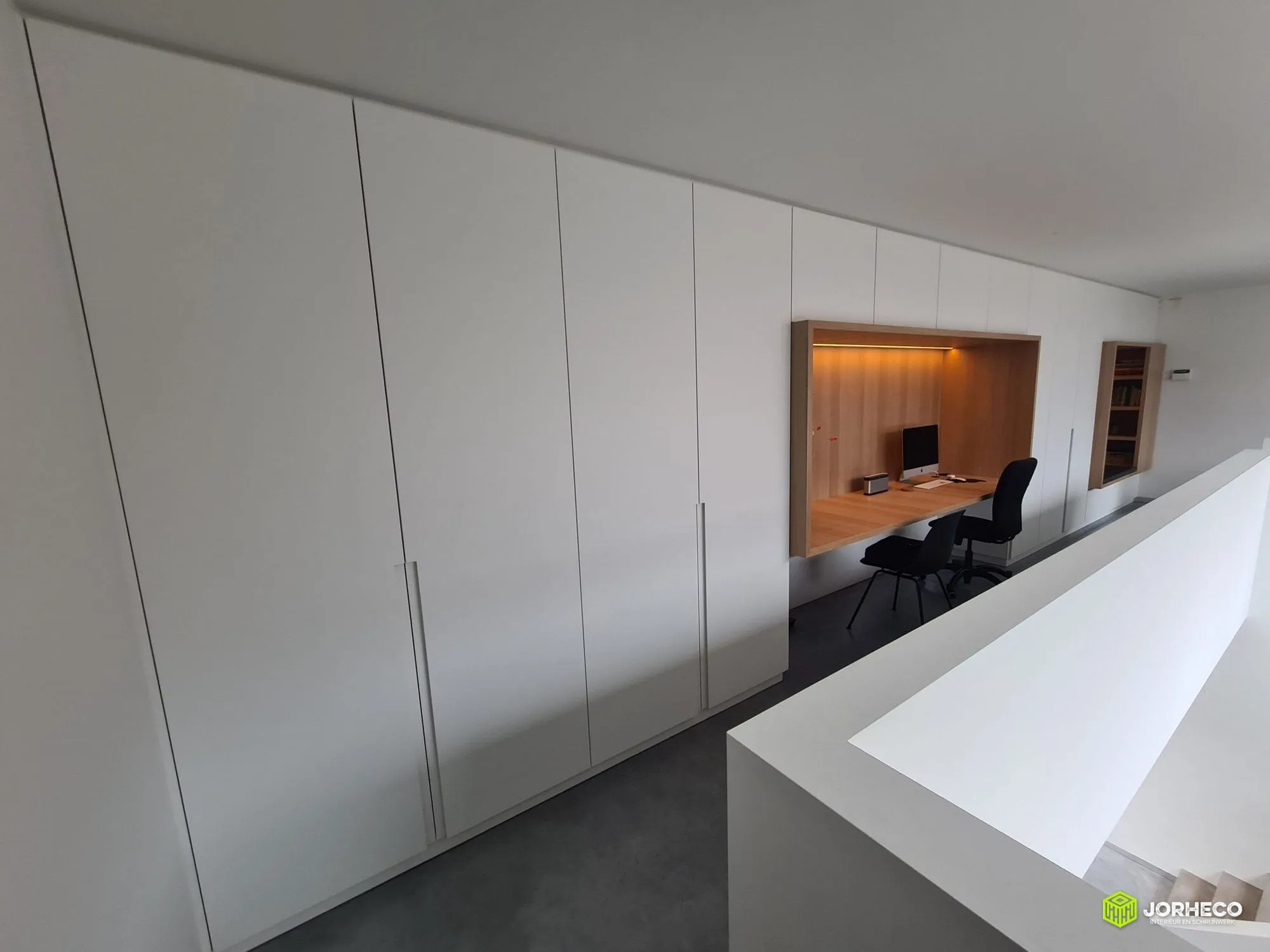 Ingewerkte bureau met maatkasten — foto 5 van 6