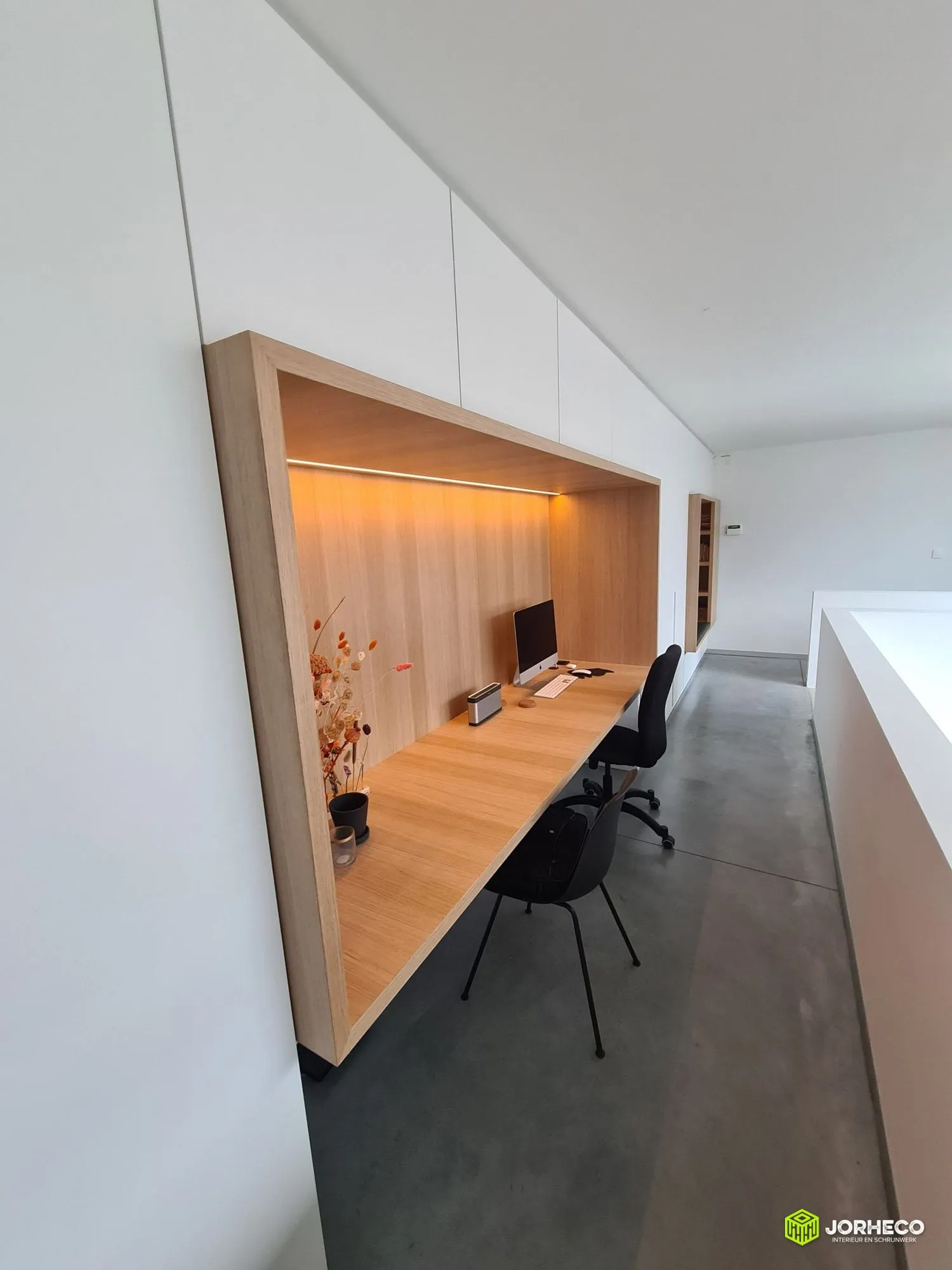 Ingewerkte bureau met maatkasten — foto 4 van 6