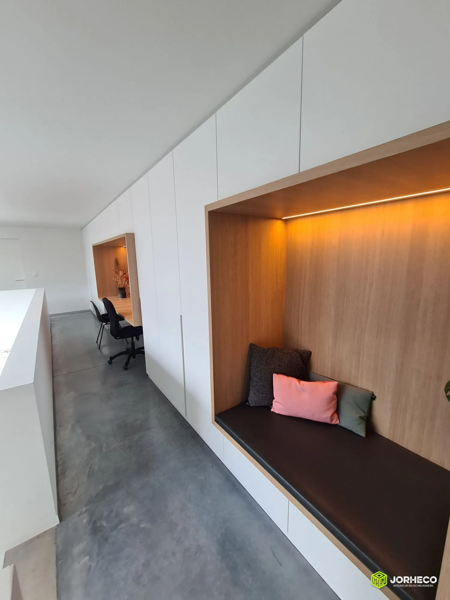 Ingewerkte bureau met maatkasten