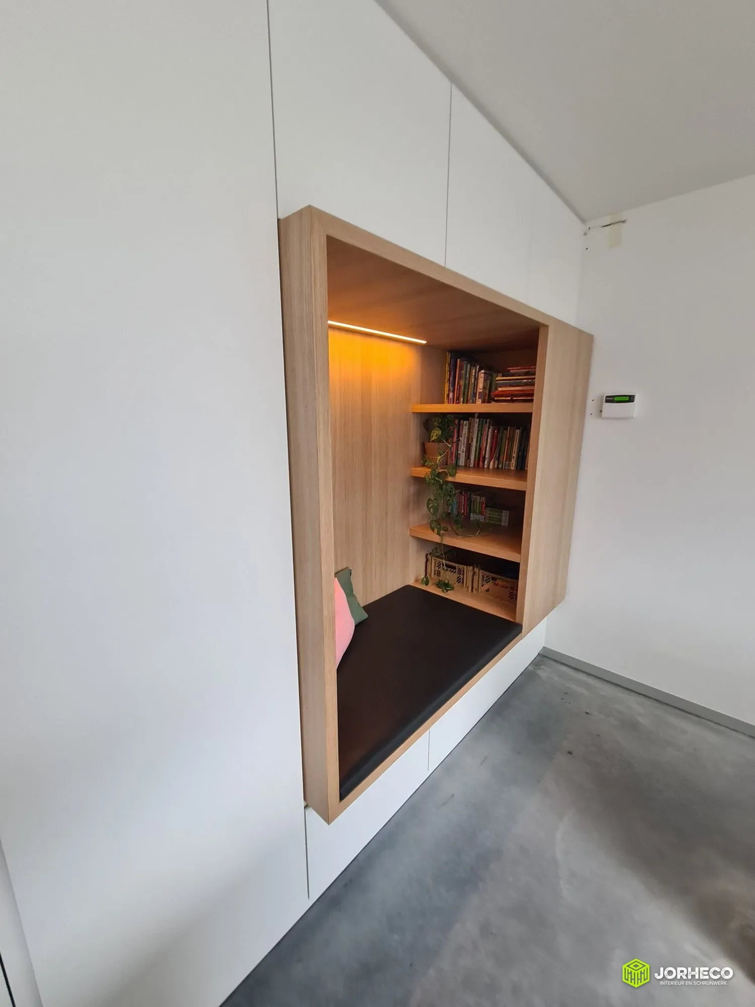 Ingewerkte bureau met maatkasten — foto 2 van 6
