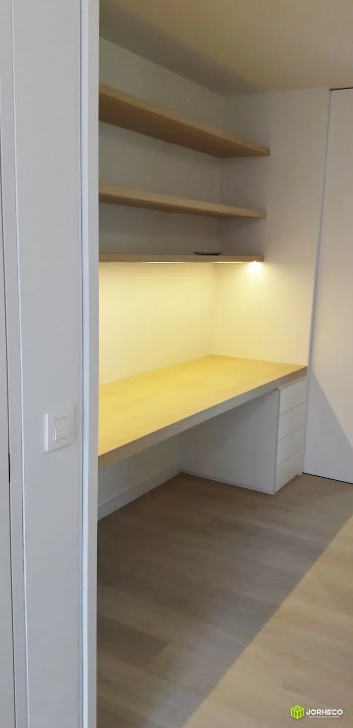 Bureau met Leggers