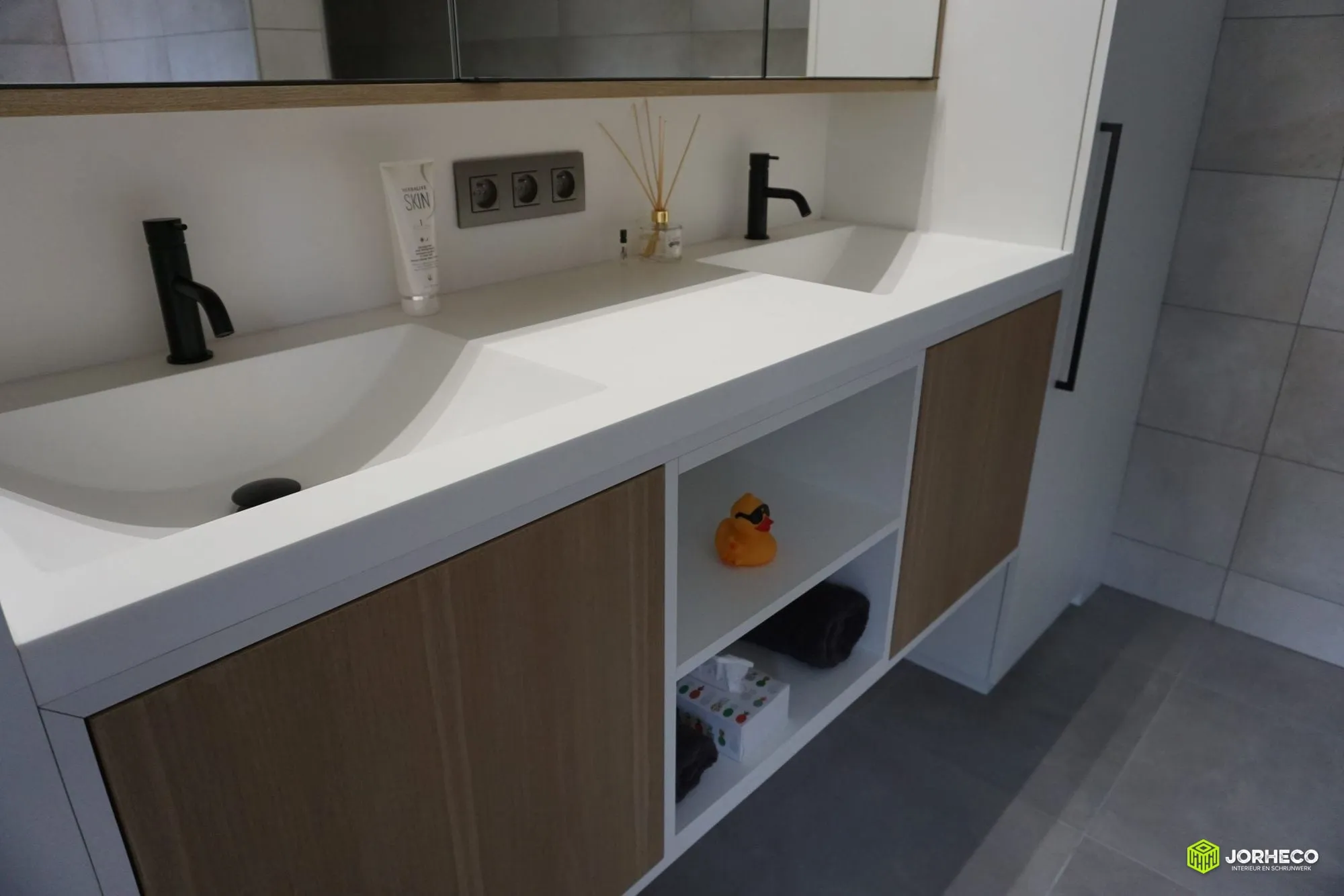 Badkamer met eik en Solid Surface — foto 3 van 4