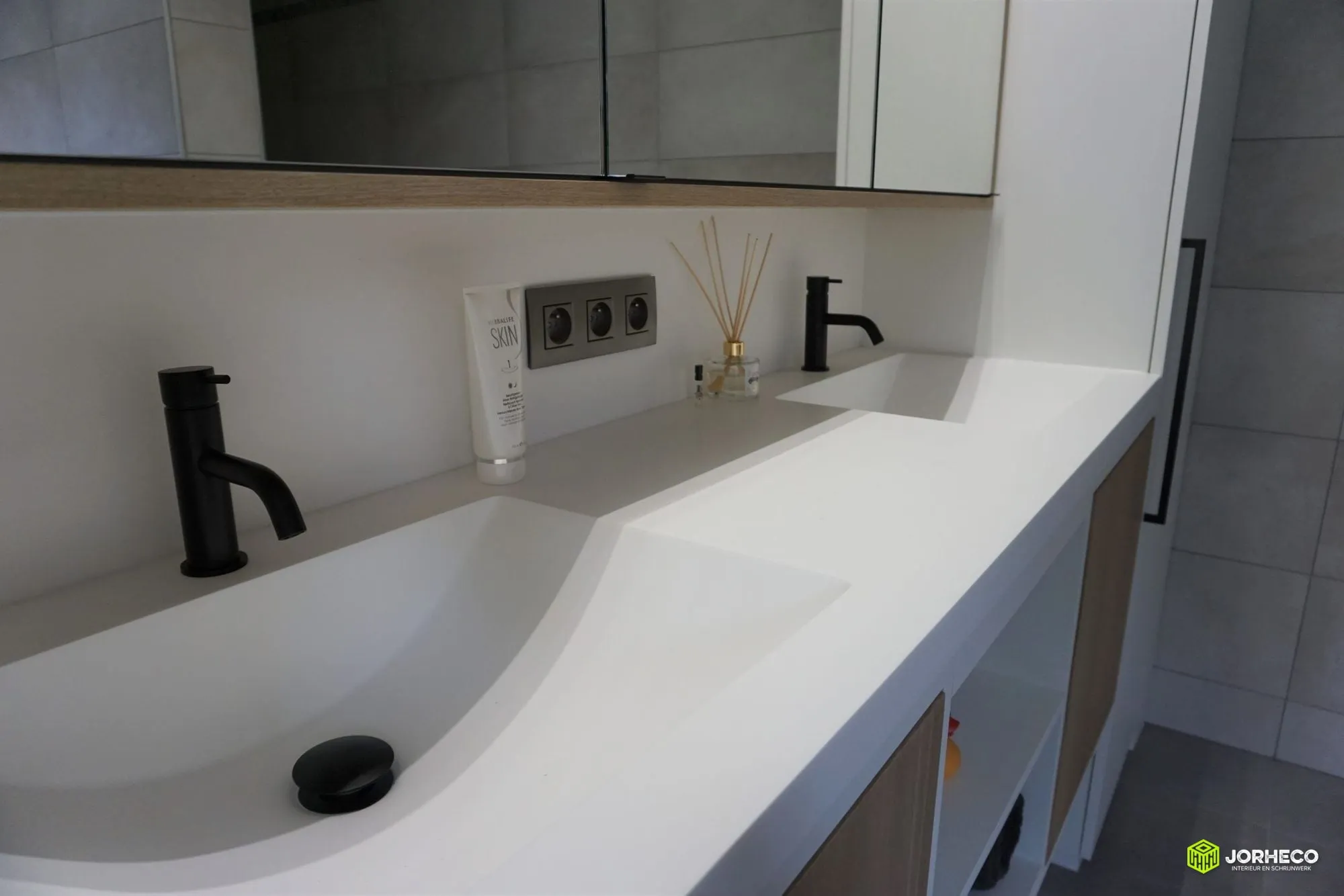 Badkamer met eik en Solid Surface