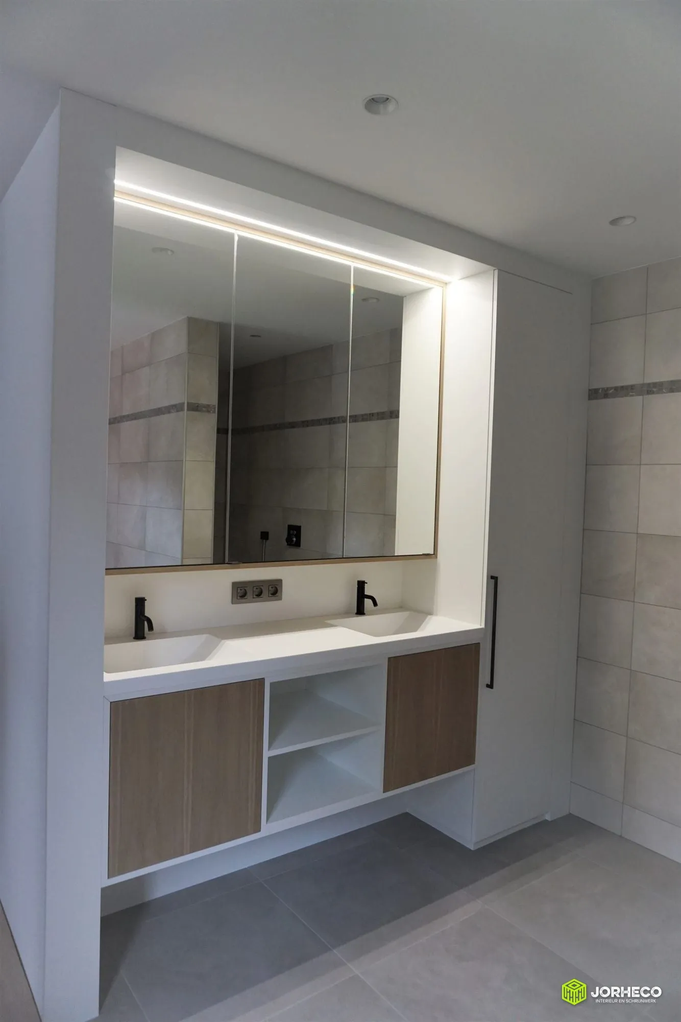 Badkamer met eik en Solid Surface — foto 4 van 4