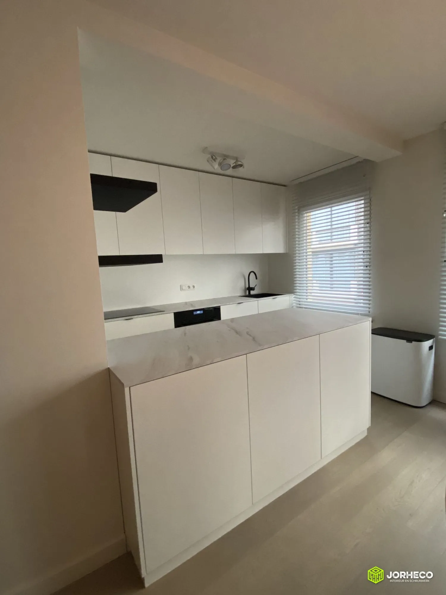 Compacte keuken met eiland — foto 1 van 4