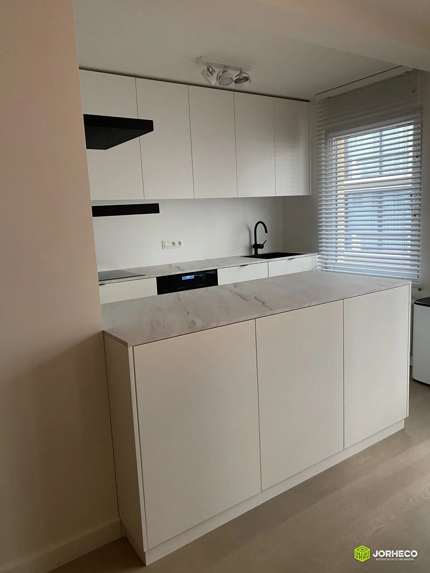 Compacte keuken met eiland — foto 2 van 4