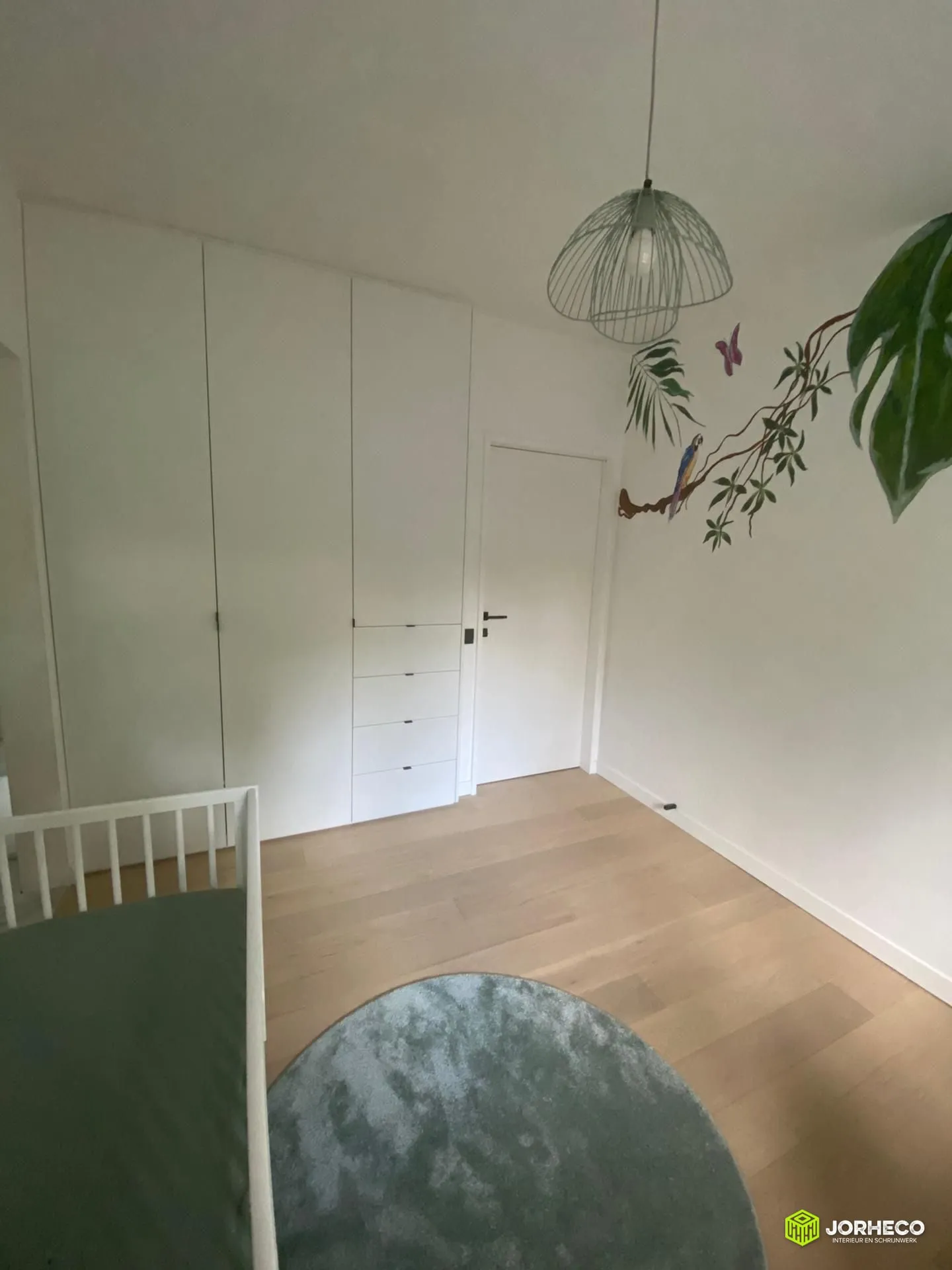 Kinderkamer met muurschildering — foto 1 van 5