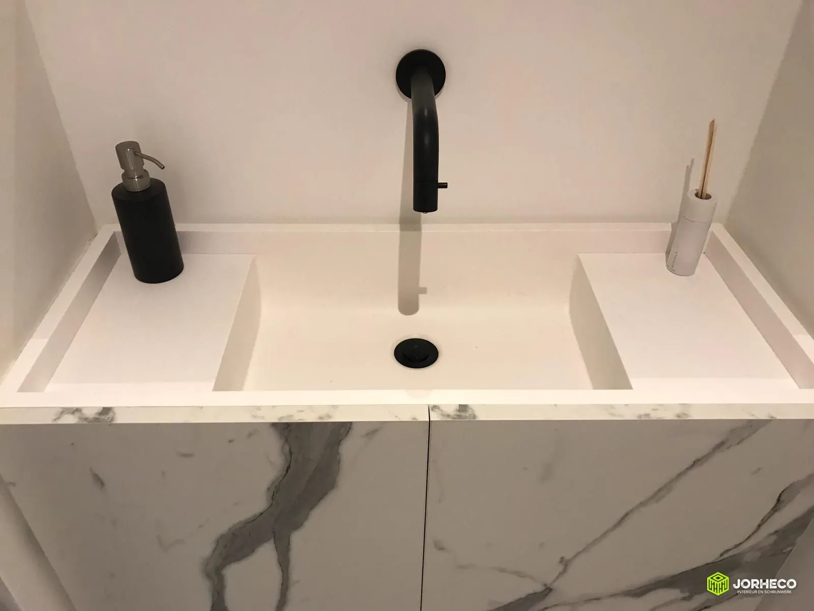 Moderne WC — foto 2 van 3
