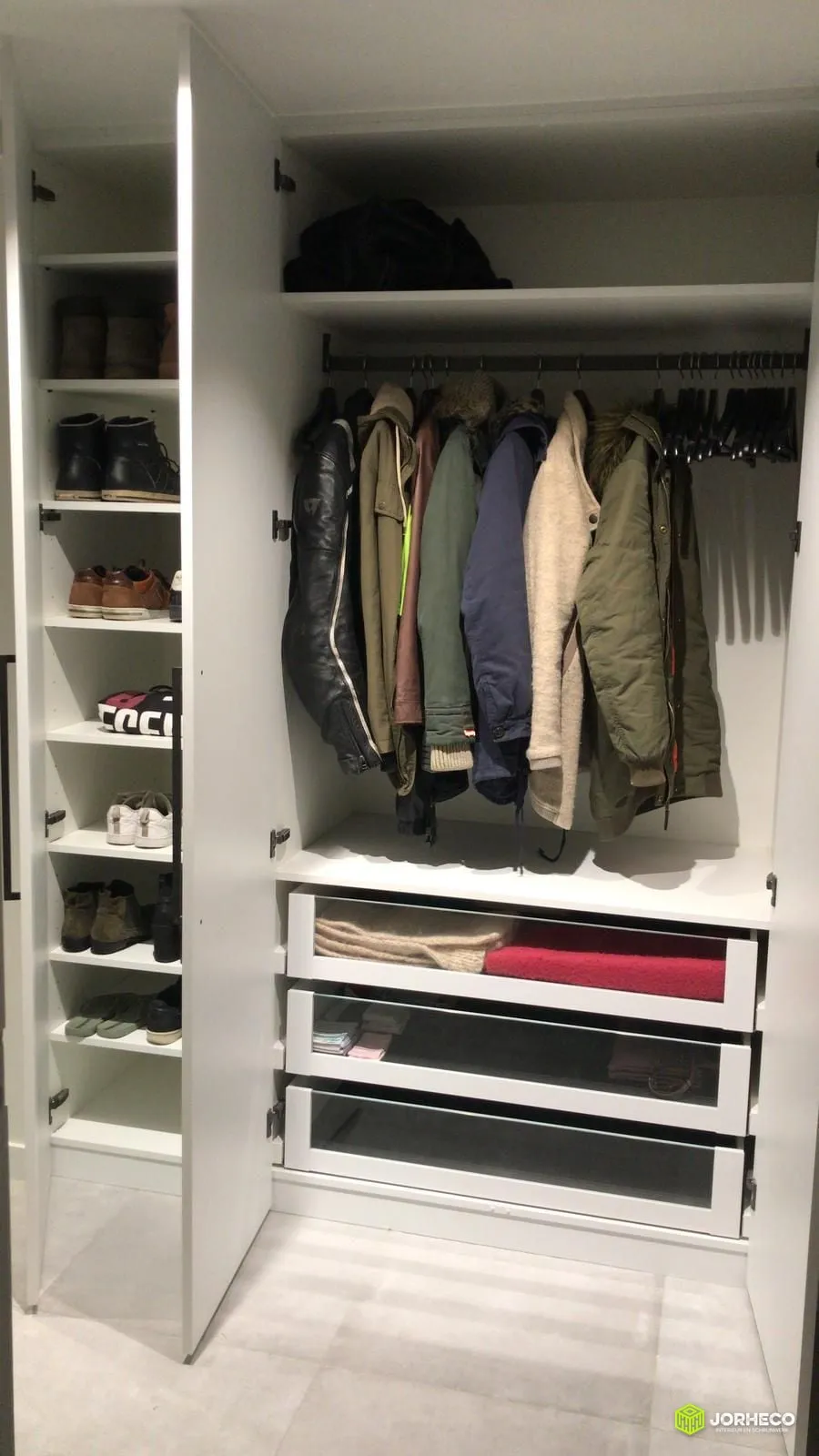 Moderne vestiaire — foto 1 van 3